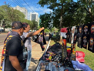 Pra&ccedil;a do R&aacute;dio vira ponto de encontro para &ocirc;nibus e compra de camisetas