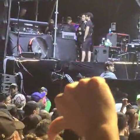 Produtora do Guns N' Roses pede desculpas pelo atraso e leva vaias