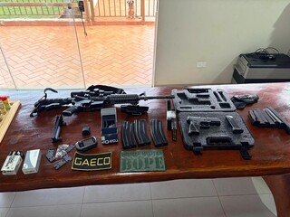 Alvo de operação atira em policiais e se rende após 50 minutos de negociação Alvo de operação atira em policiais e se rende após 50 minutos de negociação