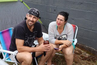 F&atilde;s enfrentam madrugada e risco de chuva para garantir lugar na grade
