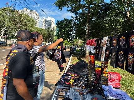 Pra&ccedil;a do R&aacute;dio vira ponto de encontro para &ocirc;nibus e compra de camisetas