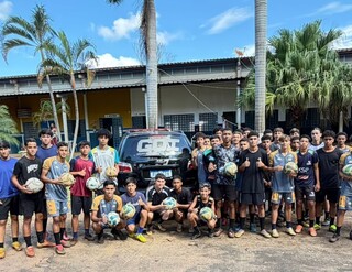 Homem &eacute; preso ao vender bolas furtadas de projeto social do Los Angeles