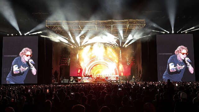 Mesmo ap&oacute;s perrengues, f&atilde;s dizem que show do Guns valeu a pena