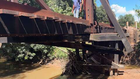Prefeitura interdita desvio ap&oacute;s queda de ponte e deixa regi&atilde;o sem acesso 