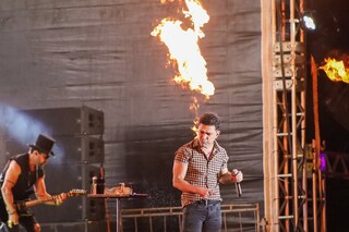 Para ver Zez&eacute; di Camargo de perto, f&atilde;s encararam espera de 7 horas