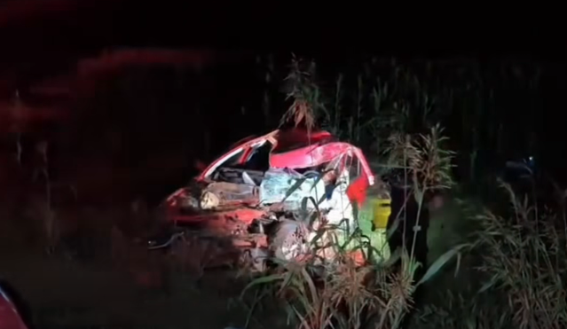 Motorista morre e dois ficam feridos em acidente entre carro e carreta