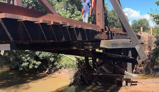 Prefeitura interdita desvio ap&oacute;s queda de ponte e deixa regi&atilde;o sem acesso 
