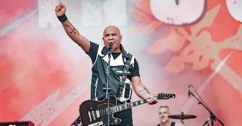 &Iacute;cone do punk retorna a Capital cinco meses ap&oacute;s cirurgia de emerg&ecirc;ncia