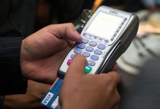 Mulher paga R$ 8 mil em &aacute;gua ap&oacute;s ter cart&atilde;o clonado por ambulante 