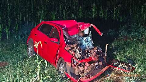Motorista morre e dois ficam feridos em acidente entre carro e carreta