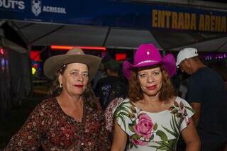 Para ver Zez&eacute; di Camargo de perto, f&atilde;s encararam espera de 7 horas