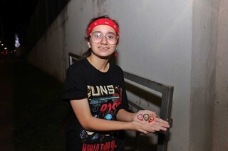 Manoela perde show, mas abraça músicos e ganha presente do Guns N' Roses Manoela perde show, mas abraça músicos e ganha presente do Guns N' Roses