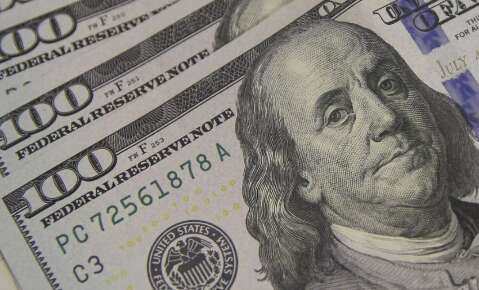 D&oacute;lar encosta em R$ 5 e atinge menor n&iacute;vel em dois anos