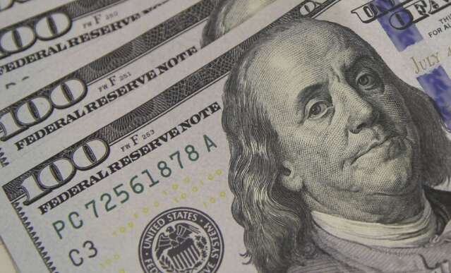 D&oacute;lar encosta em R$ 5 e atinge menor n&iacute;vel em dois anos