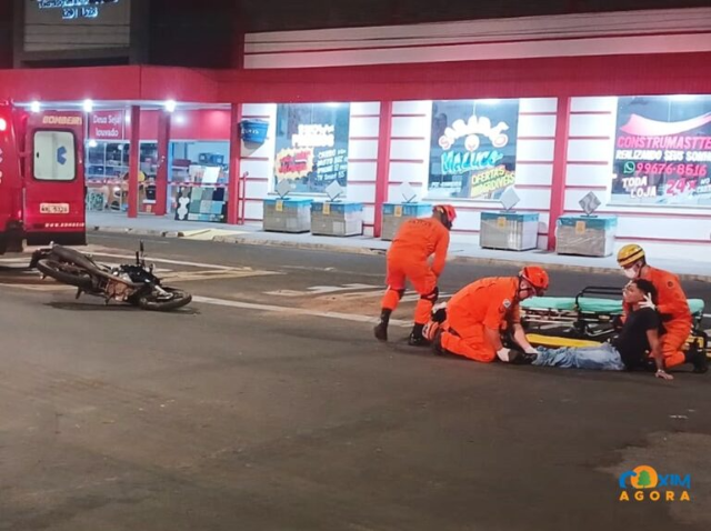 Motorista tenta fugir ap&oacute;s atingir moto, capota carro e acaba preso