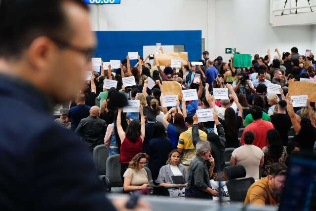 Sob protestos na C&acirc;mara, secret&aacute;rio defende terceiriza&ccedil;&atilde;o na sa&uacute;de