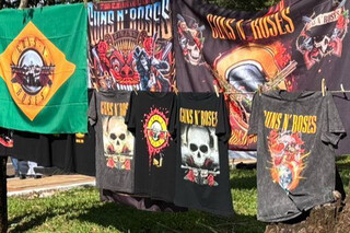 Camiseta do Guns sai por R$ 34 mil ap&oacute;s ambulante trocar cart&atilde;o