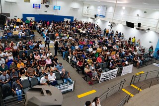 Sob protestos na Câmara, secretário defende terceirização na saúde Sob protestos na Câmara, secretário defende terceirização na saúde