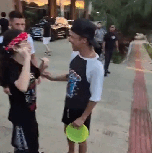 Manoela perde show, mas abra&ccedil;a m&uacute;sicos e ganha presente do Guns N' Roses 