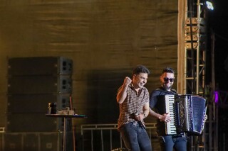 Para ver Zez&eacute; di Camargo de perto, f&atilde;s encararam espera de 7 horas