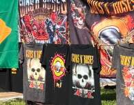 Camiseta do Guns sai por R$ 34 mil após ambulante trocar cartão