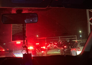 Cinco horas ap&oacute;s fim do show, f&atilde;s ainda tentam deixar aut&oacute;dromo 