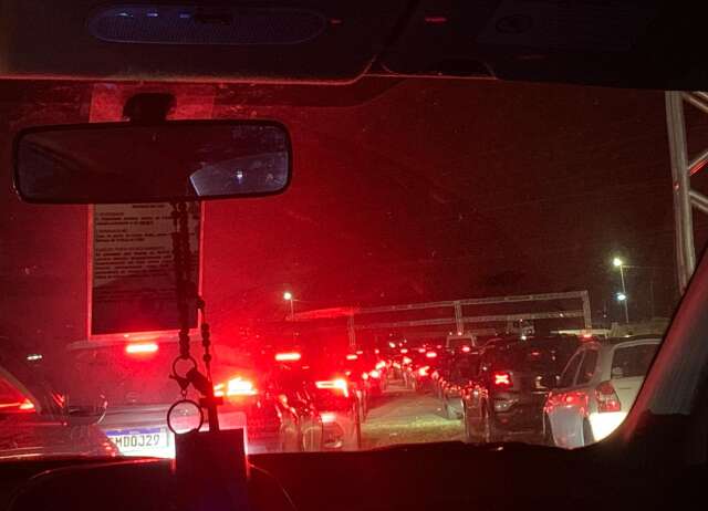 Cinco horas ap&oacute;s fim do show, f&atilde;s ainda tentam deixar aut&oacute;dromo 