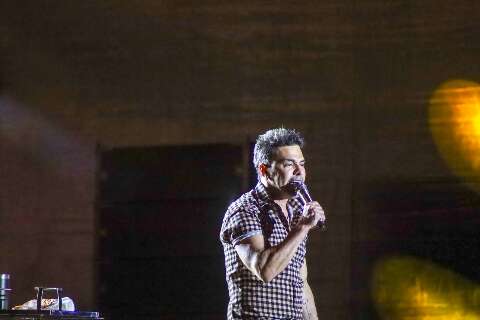 Para ver Zez&eacute; di Camargo de perto, f&atilde;s encararam espera de 7 horas