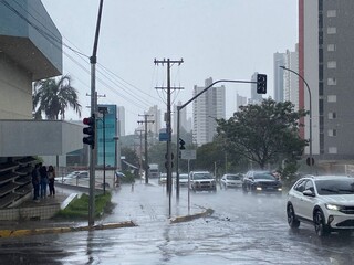Capital registra chuva pelo 4&ordm; dia consecutivo e temperatura cai 5&deg;C