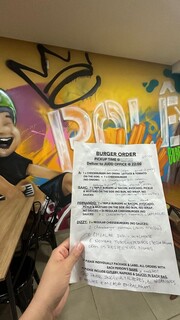 Hamburgueria rec&eacute;m-aberta serve 58 lanches para banda Guns N' Roses