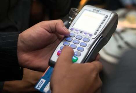 Mulher paga R$ 8 mil em &aacute;gua ap&oacute;s ter cart&atilde;o clonado por ambulante 