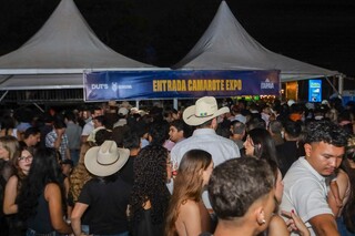 Para ver Zez&eacute; di Camargo de perto, f&atilde;s encararam espera de 7 horas