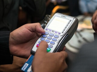 Mulher paga R$ 8 mil em água após ter cartão trocado por ambulante Mulher paga R$ 8 mil em água após ter cartão trocado por ambulante