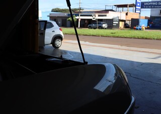 C&acirc;mera flagra homem encapuzado atirando contra mec&acirc;nico na Avenida Guaicurus