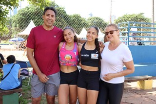 Atentos aos lances, pais acompanham os filhos nos Jogos Escolares