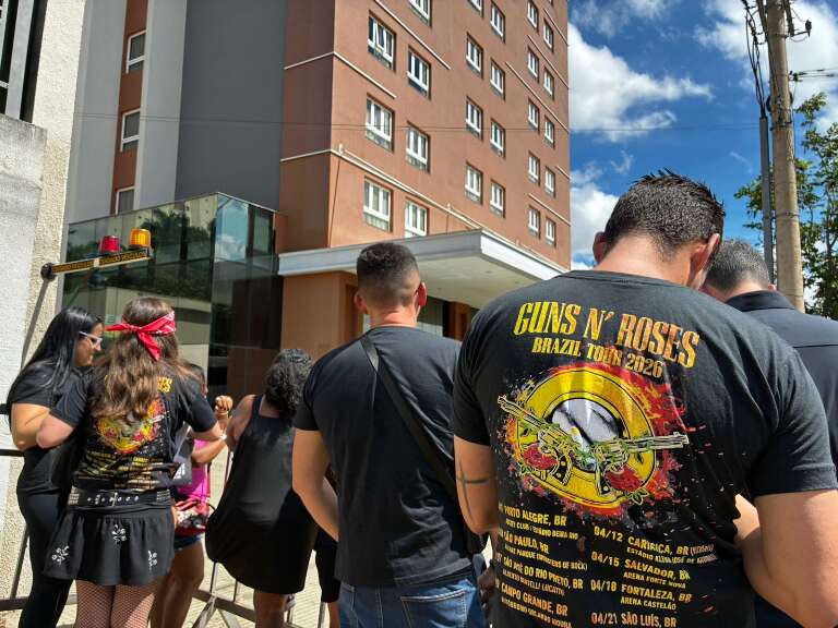 Fãs esperam últimos minutos por abraço, autógrafo ou aceno do Guns