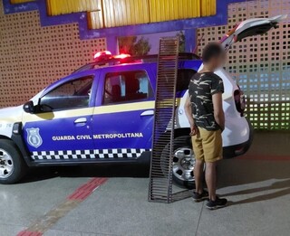 Ladr&atilde;o &eacute; flagrado dentro de escola tentando levar grades de ferro 