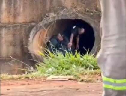 Suspeito de furto de carro &eacute; detido em galeria dentro do Rio Anhandu&iacute;