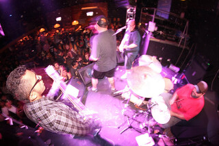 Bar do Carioca celebra 20 anos com noite de rock e cinema na calçada Bar do Carioca celebra 20 anos com noite de rock e cinema na calçada