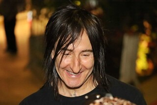 Manoela perde show, mas abraça músicos e ganha presente do Guns Manoela perde show, mas abraça músicos e ganha presente do Guns