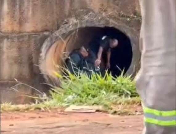 Suspeito de furto de carro &eacute; detido em galeria dentro do Rio Anhandu&iacute;