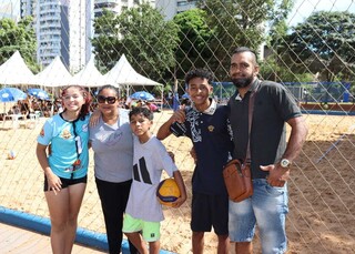 Atentos aos lances, pais acompanham os filhos nos Jogos Escolares