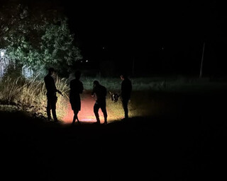 Homem invade casa, &eacute; esfaqueado e morre no p&aacute;tio de frigor&iacute;fico