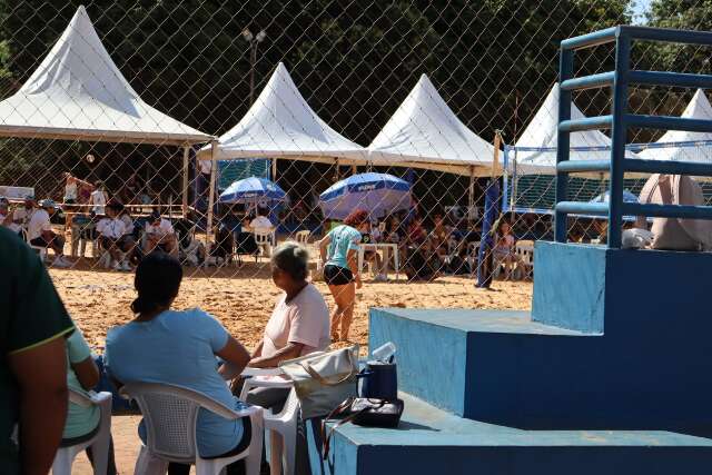 Atentos aos lances, pais acompanham os filhos nos Jogos Escolares