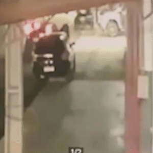 C&acirc;mera flagra homem encapuzado atirando contra mec&acirc;nico na Avenida Guaicurus