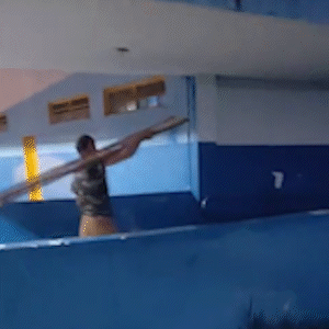 Ladr&atilde;o &eacute; flagrado dentro de escola tentando levar grades de ferro 