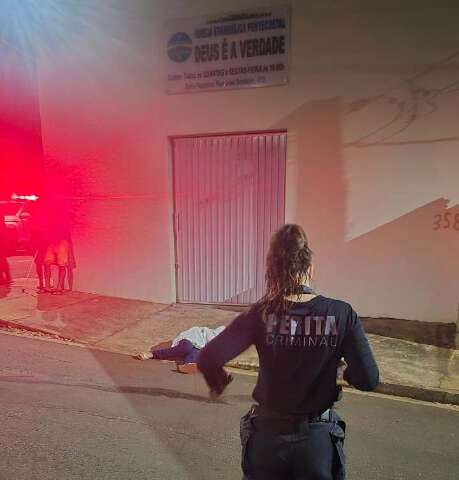 Homem &eacute; morto com facada no pesco&ccedil;o no meio da rua em frente &agrave; igreja
