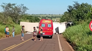 Carreta tomba e bloqueia pista que liga Santa Rita do Pardo a Campo Grande