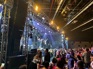 Noite com Nenhum de N&oacute;s e Biquini Cavad&atilde;o lava a alma dos roqueiros