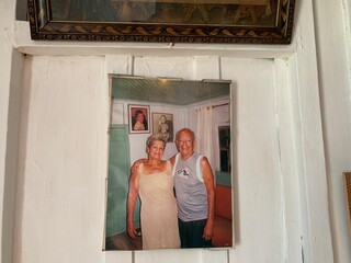 Há 66 anos, casa de madeira é relíquia e a paixão da Dona Nina Há 66 anos, casa de madeira é relíquia e a paixão da Dona Nina